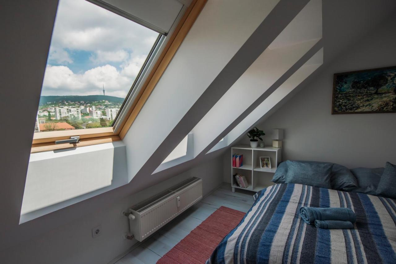 View- Free Parking Apartment