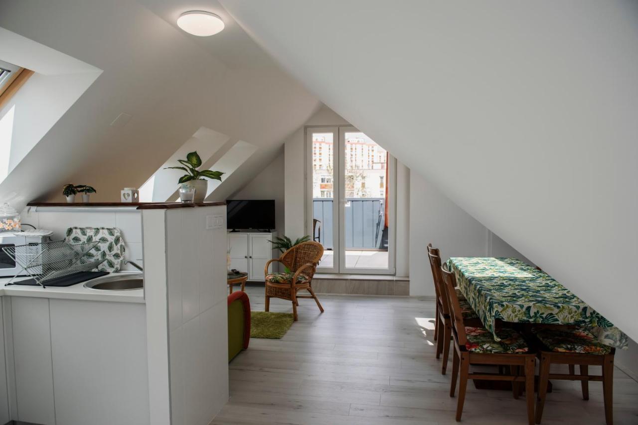 View- Free Parking Apartment